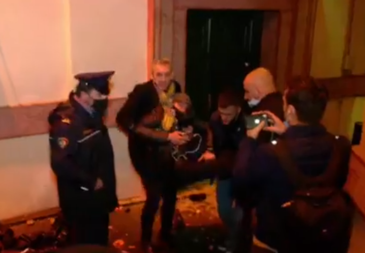 LAJM I FUNDIT/ Plagoset një efektiv policie në protestë pooookkk