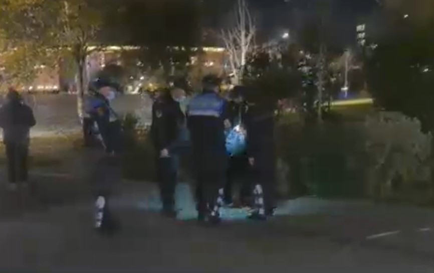 Pritet protesta e gjashtë për Klodian Rashën, hyrja në sheshin “Skënderbej” me kartë identiteti protesta te rinj te sheshi