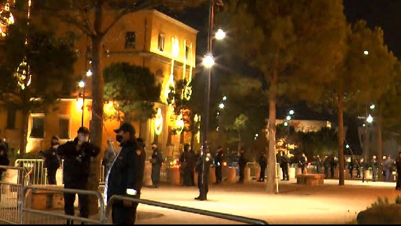 Të rinjtë thyejnë ndriçuesin në Bulevard, turma niset drejt Kryeministrisë protesta