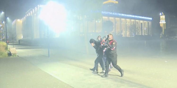 Nga thyerjet dhe djegiet tek gazi lotsjellës dhe shoqërimet, çfarë nuk u pa në kamera gjatë protestës 13 proteste 750x375 1