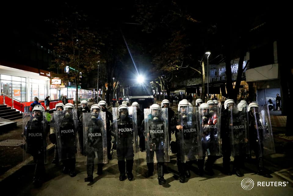 Protesta në Tiranë, policia ngre postblloqe në aksin Fushë Krujë-Tiranë. Kontrolle mjeteve dhe furgonëve proteste