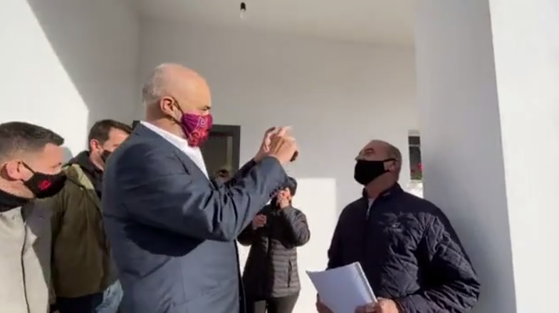 I rindërtoi shtëpinë, anëtari i kryesisë së PD në Farkë falenderon Ramën dhe Veliajn rama batuta