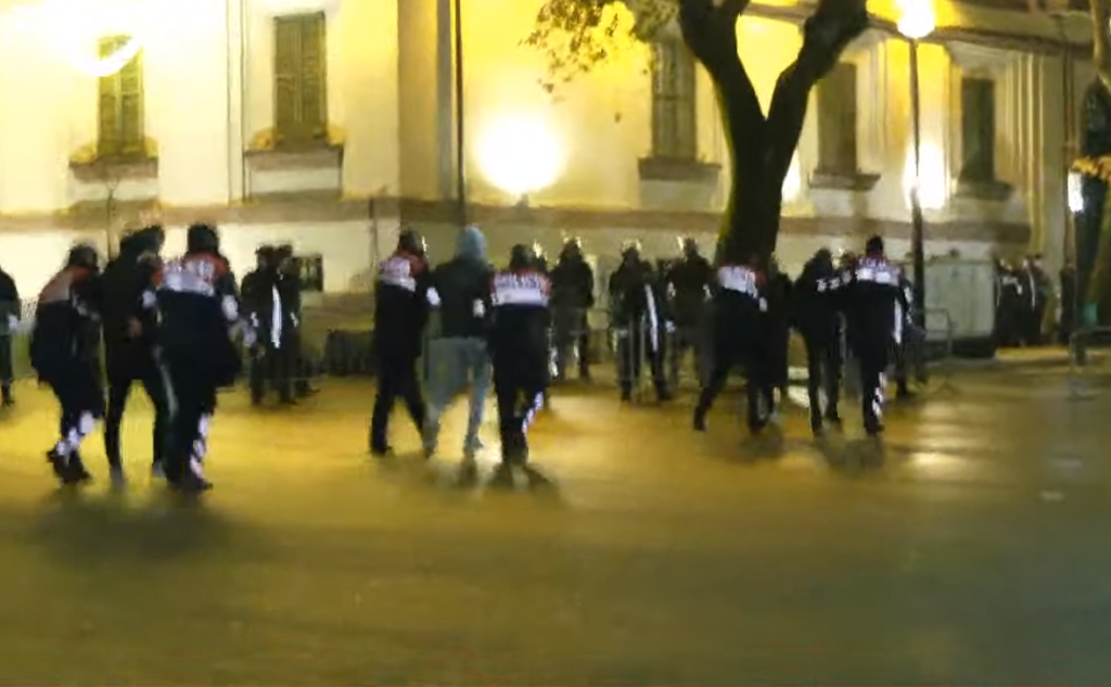 Tensionohet situata/ I riu qëllohet me grushte nga efektivët, shoqërohen disa persona sadadsad