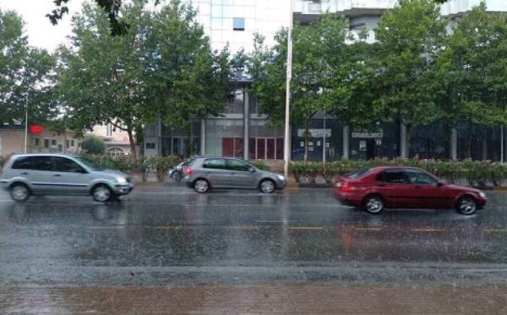 Moti bën ndryshim drastik, fundjava nuk ka ditë pranverore shi tirane