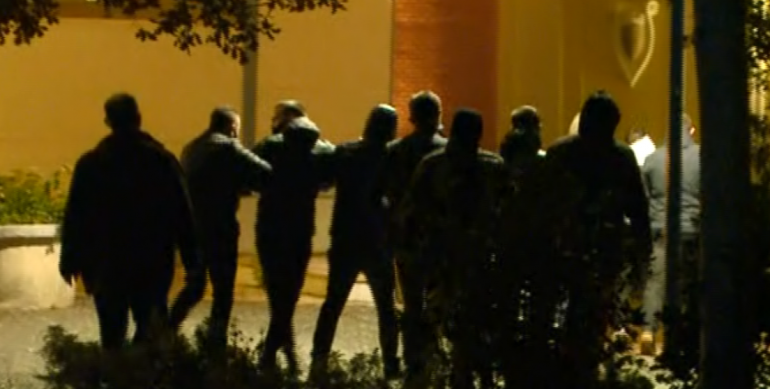 Shoqërohen 10 të rinj nga FNSH në rrugën “Myslym Shyri” shoqerohen ne polici protesta 770x389 1