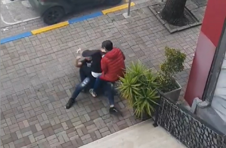 VIDEO/ Sherr masiv në ish-Bllok, të riun e shtrijnë në tokë dhe…. ss