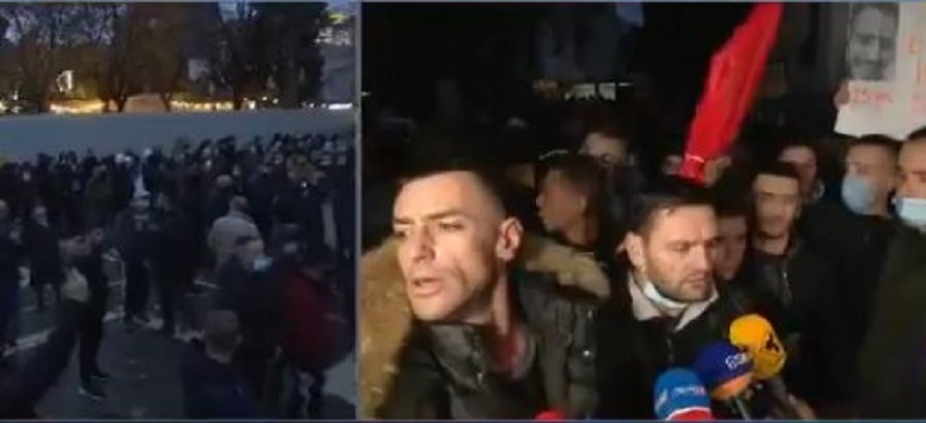 Fillon protesta për vrasjen e Klodjan Rashës, Arkimed Lushaj drejton tubimin: Lleshaj të japë dorëheqjen stresssi