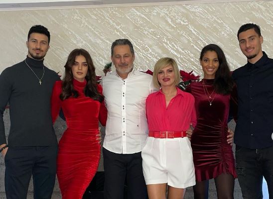 Strakosha e bën zyrtare me Esther, takim me prindërit për Krishtlindje thmoas1
