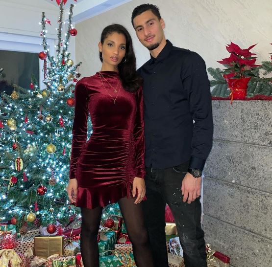 Strakosha e bën zyrtare me Esther, takim me prindërit për Krishtlindje 4 thomas