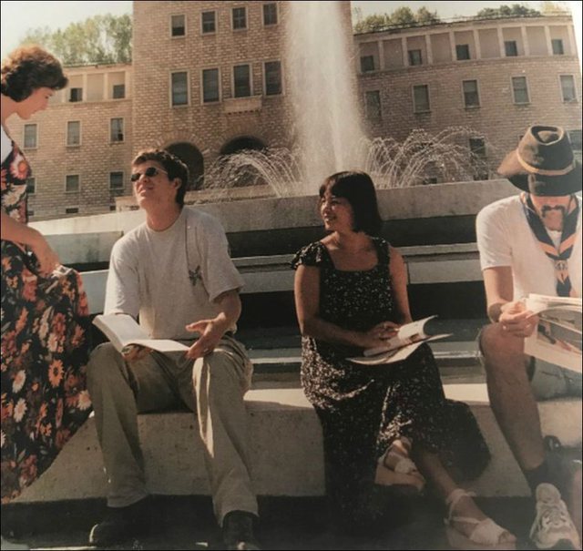 FOTOT/ Nga jeta e natës tek festat e të rinjve, si dukej Shqipëria në vitin ‘90 1 tirana vitet 90 1