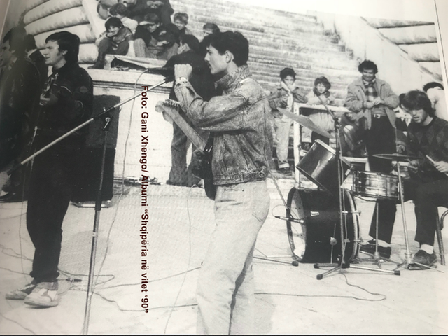 FOTOT/ Nga jeta e natës tek festat e të rinjve, si dukej Shqipëria në vitin ‘90 3 tirana vitet 90 2 1