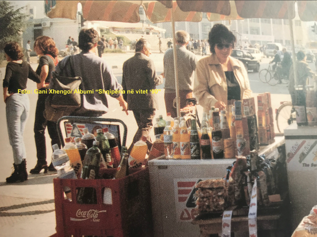 FOTOT/ Nga jeta e natës tek festat e të rinjve, si dukej Shqipëria në vitin ‘90 4 tirana vitet 90 3