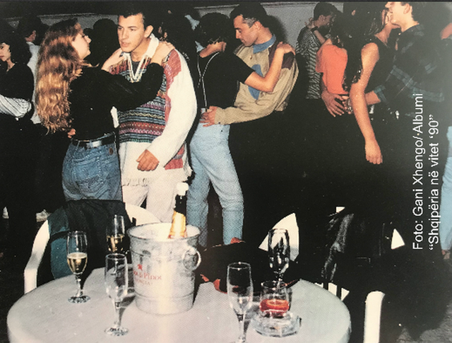 FOTOT/ Nga jeta e natës tek festat e të rinjve, si dukej Shqipëria në vitin ‘90 tirana vitet 90 6