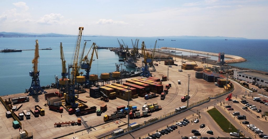 Reshjet e dendura/ Normalizohet situata në Durrës, rihapet Porti, priten 3 tragete nga Italia viti ri 2016 001