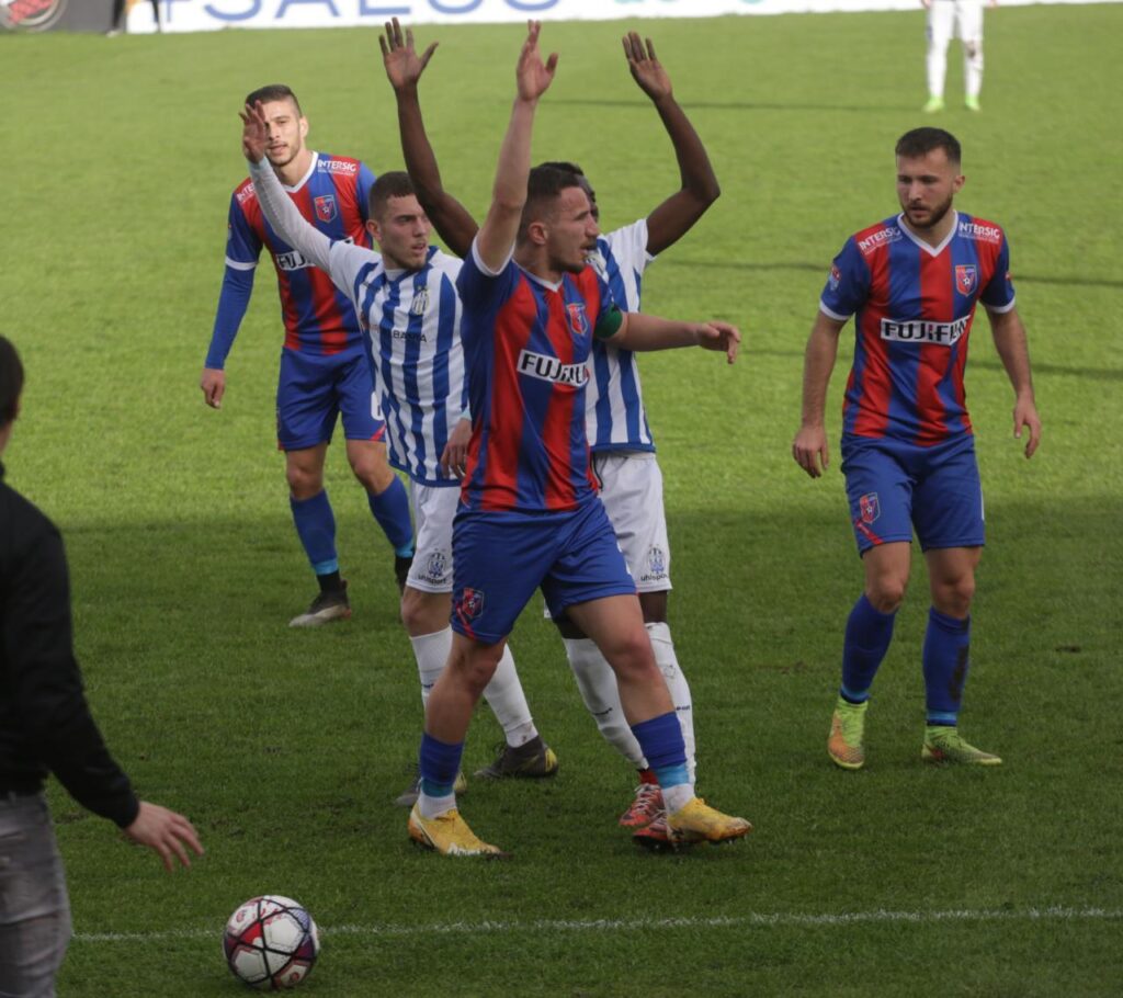 Klasikja Tirana-Vllaznia nuk ka fitues, Partizani bie në Laç, goleadë në Korçë vlla