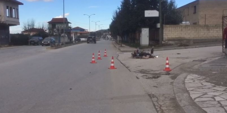 Makina përplas motorin në Berat, një i plagosur 01 2