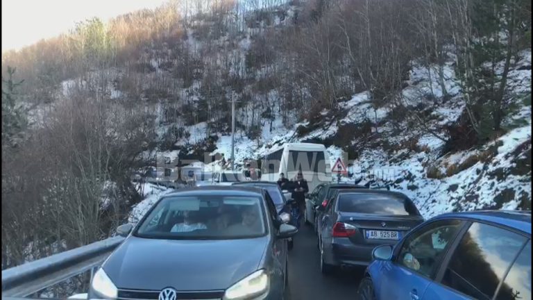 Fluks turistësh drejt Dardhës së Korçës, automjetet bllokohen në trafik 1 1 2