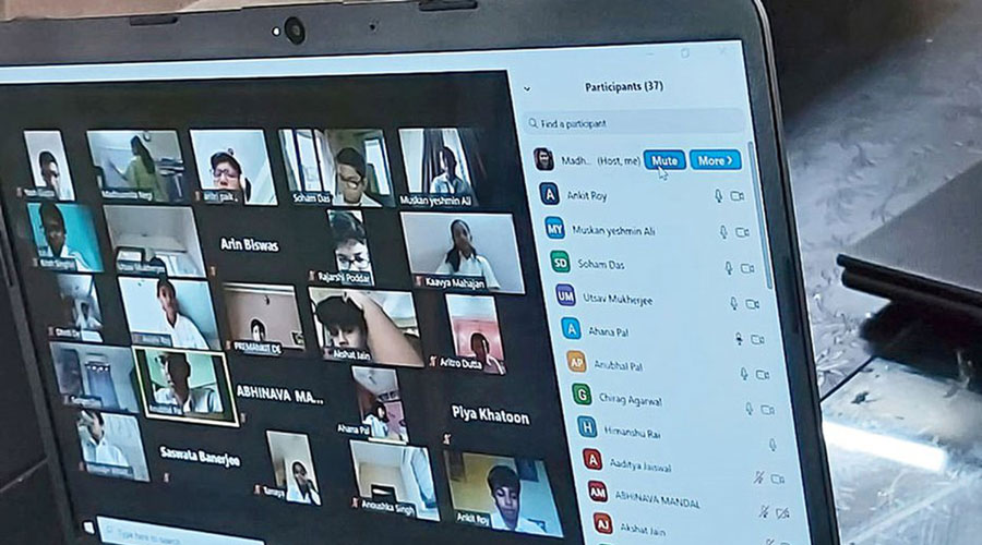 Mendoi se kamera ishte fikur, pedagogu në Itali kryen marrëdhënie me partneren gjatë mësimit online 1594328901 onlinew