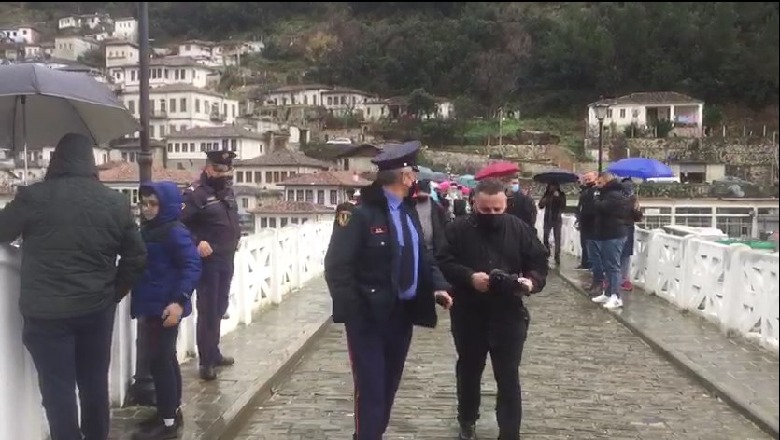 Uji i bekuar/ Pandemia anulon hedhjen e kryqit në ujë në Durrës dhe Gjirokastër 1609927303 berat