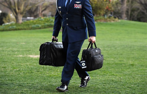 Të pazakontat e inagurimit të Biden, Trump mori me vete në Florida valixhen me kodet bërthamore 210119 washington nuclear football 2019 ac 840p 36cc8d9d3ef939ac09a4f10c4c7a1653.fit 560w