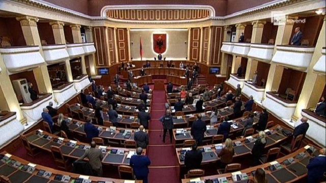 Seanca e jashtëzakonshme/ Zbardhen emrat e deputetëve që votuan kundër ndryshimeve në qeveri 640 0 5ff3653404949