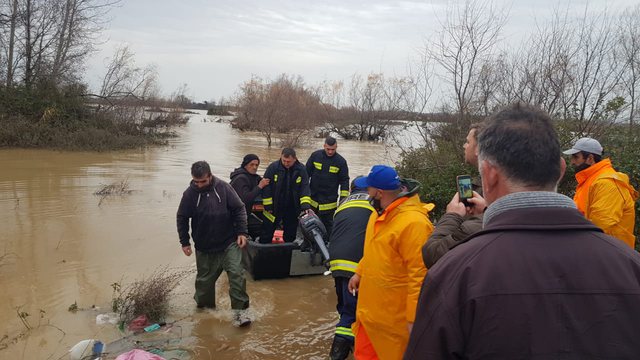 Ishte bllokuar në lumin Mat si pasojë e përmbytjeve, shpëtohet një person në Tale të Lezhës 640 0 5ffb437de0a56
