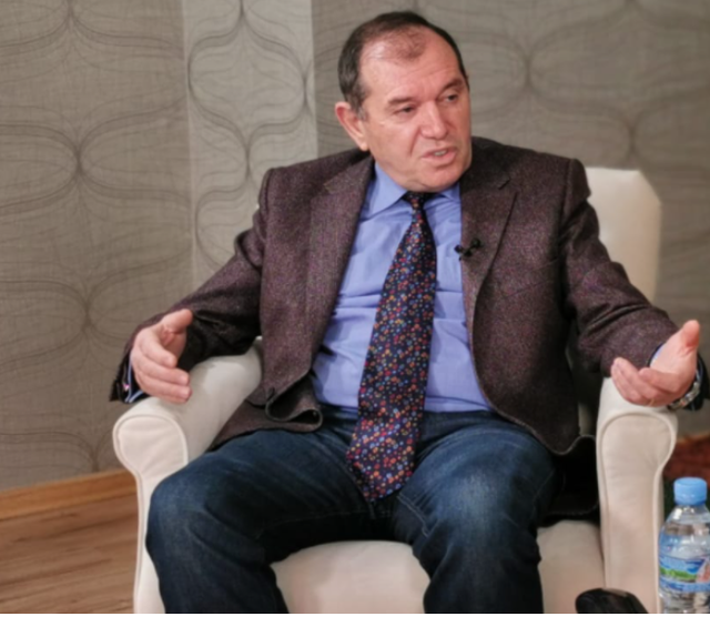 Deputeti shqiptar rrëfen mes lotësh luftën e tij me COVID-19: 20 ditët në Turqi më kthyen në jetë! 1 640 0 6013d97c55cf4