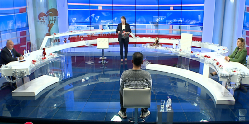 “Shiti vajzën, më tradhtoi”, 51-vjeçari i lutet ish-gruas që të rikthehet, ndërhyn e bija: Na kërcënonte se… 800 0 5ff464dc13253