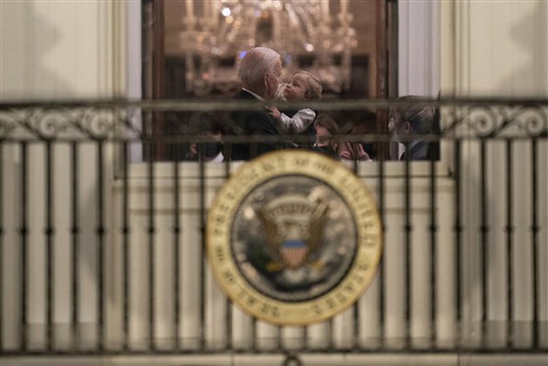 VIDEO/ Nipi 8 muajsh i Joe Biden rrëmben vëmendjen e gjithë botës, ky është kërcimi me gjyshin e tij që po thyen rrjetin 800 0 600a985bf3f69