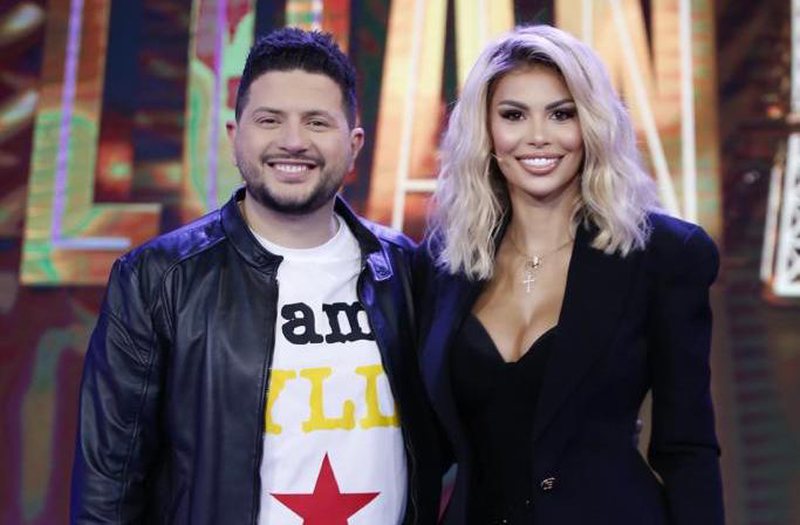 Ermal Mamaqi i bën ofertën surprizë Luana Vjollcës ‘live’ në emision, ja si reagon moderatorja 800 0 600d213c698fb