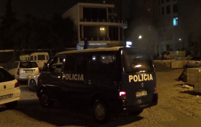 Shkrumbohet gjatë natës makina e efektivit të Policisë, një person me kapuç afrohet dhe… 800 0 81acc731ac84f57c88bcf4ab6c05523b