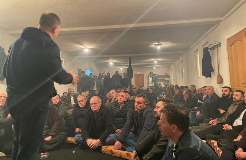 Kërcet arma në një tubim të PDK-së në Kosovë, simpatizantë të shumtë… 800 0 d72f18ff9ce4cfcfa40241af4785f80e