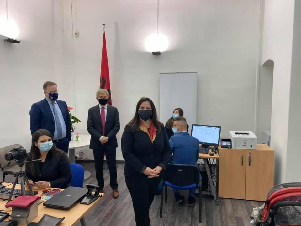 Lajm i mirë, nis shërbimi për pajisjen me pasaportë të shqiptarëve në Itali Agron Tare