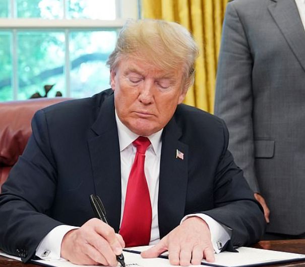 Trump ndjek traditën, i shkruan një letër Joe Biden Donald trump