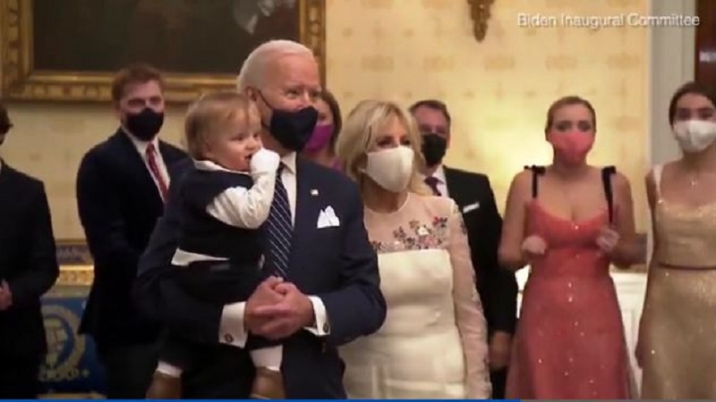Nipi i Joe Biden merr vëmendjen e të gjithë botës ndërsa kërcen në krahët e gjyshit (PAMJET) Joe Biden dhe nipi i tij Beau