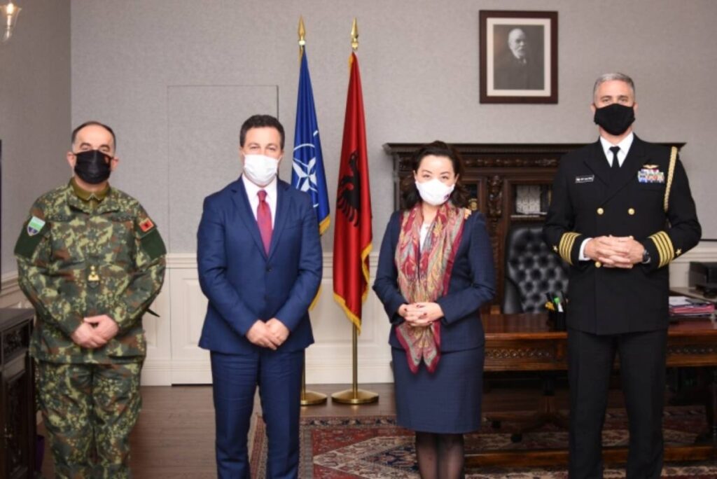 Ambasadorja Kim takim me Peleshin: Rikonfirmuam rëndësinë e marrëdhënieve mes Shqipërisë dhe SHBA në fushën e mbrojtjes Kim Pesheshi 1