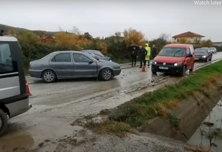 Aksident në Hotolisht të Librazhdit, furgoni përplaset me mjetin Pamje nga aksidenti