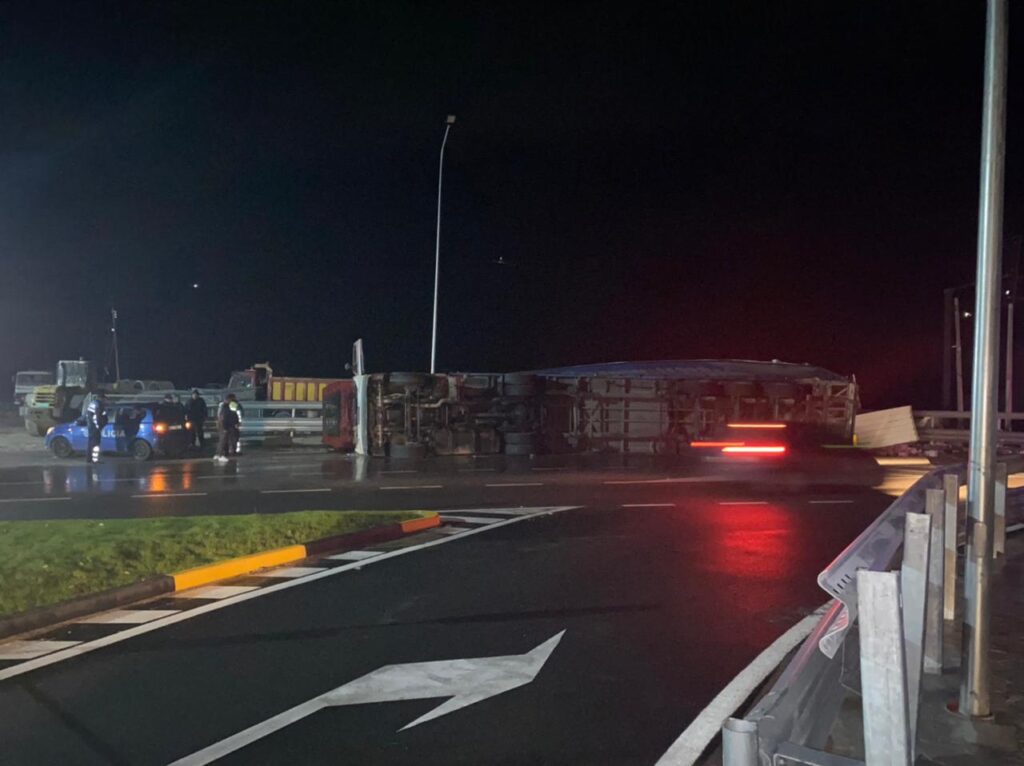 Përmbyset një kamion në Tepelenë, shpëton mrekullisht shoferi Pamje nga aksidenti