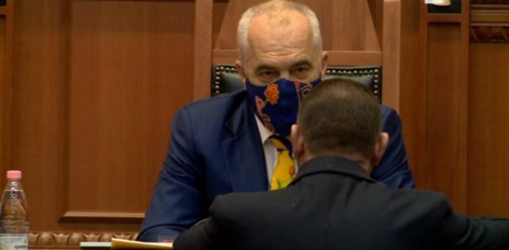 Teksa priste rezultatet e votimit në Kuvend, Rama dialogonte me Tom Doshin Rama 1