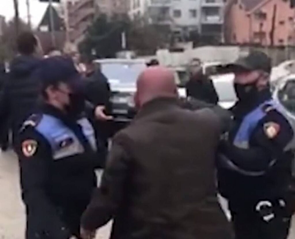 Video/ Ky është momenti kur truprojat rrahin biznesmenin Sino Llanaj, i shtrirë në tokë dhe i mbuluar në gjak Rrahja 1