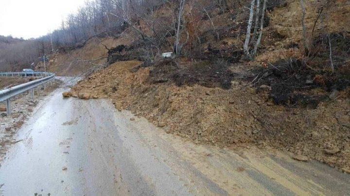 Rrëshqitje dherash në aksin rrugor Elbasan-Përrenjas Shembje dheu foto Facebook PalLekaj e1517767001632