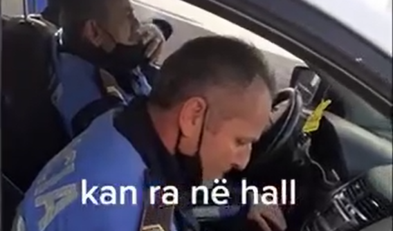 VIDEO/ “O shef po jemi hallexhinj”, polici ndalon dy të rinjtë pa maska dhe u vendos gjobë: Po ec ore se… Untitled