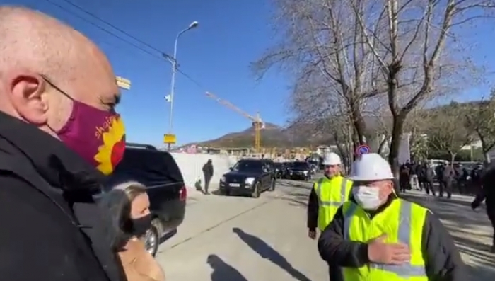 “E fejuam djalin”, Rama në Laç i premton turkut që punon në rindërtim: Nesër më ke këtu, do vi në ceremoninë e martesës (VIDEO) a390b86975ee56925262074a01b6d821 L