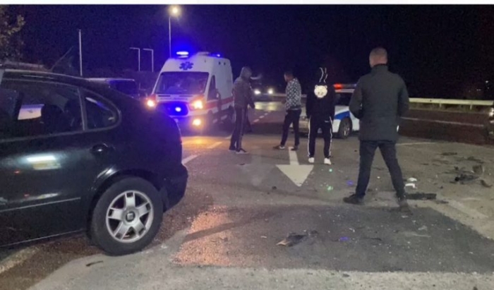 Aksident në Vlorë/ Njëra makinë del nga rruga, tjetra merr flakë aksident 1