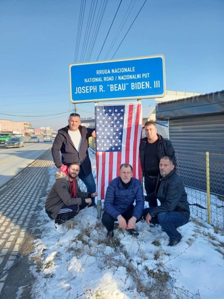Një fshat i tërë në Kosovë merr pjesë në inagurimin e Joe Biden 1 auto 140181023 1886435234829163 3611742642981408234 n1611128395