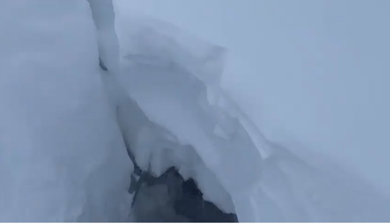 “O Pjetër…”! 4 metra nën dëborë, momenti kur shpëtohet banori në Veri (Video) bore