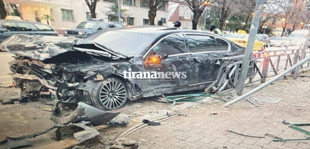 Aksident i rëndë në Tiranë, makinat bëhen “copë e çikë” (FOTO+VIDEO) d4b2dfb5 ad5a 4405 a2e7 47f941624f76 1