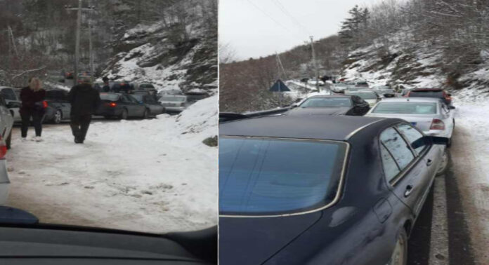 Fluks turistësh drejt Dardhës së Korçës, automjetet bllokohen në trafik dardhe 1
