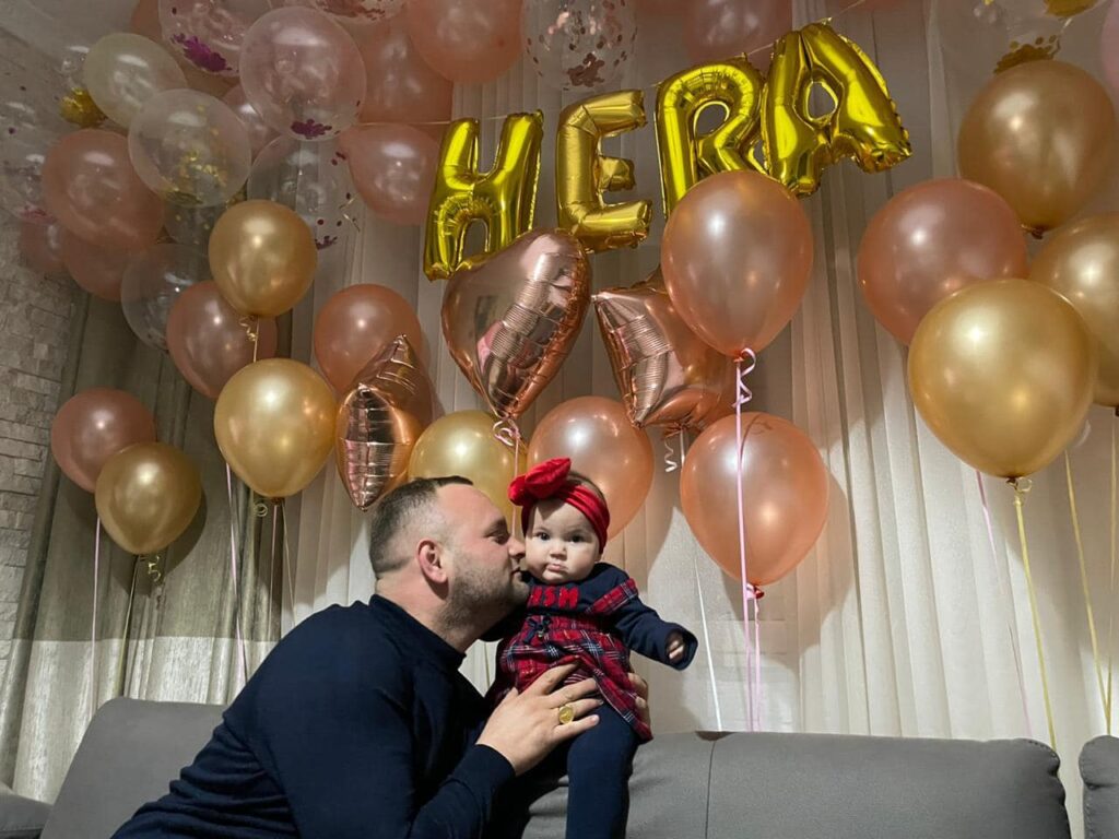 Ditë e veçantë në familjen e deputetit shqiptar, zbulohet fotoja e ëmbël halit valteri