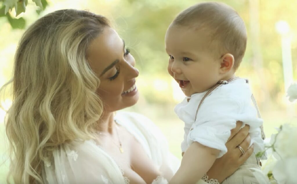 Duam mbush 1 vjeç, mami Miriam e uron me një këngë të re miriam duam